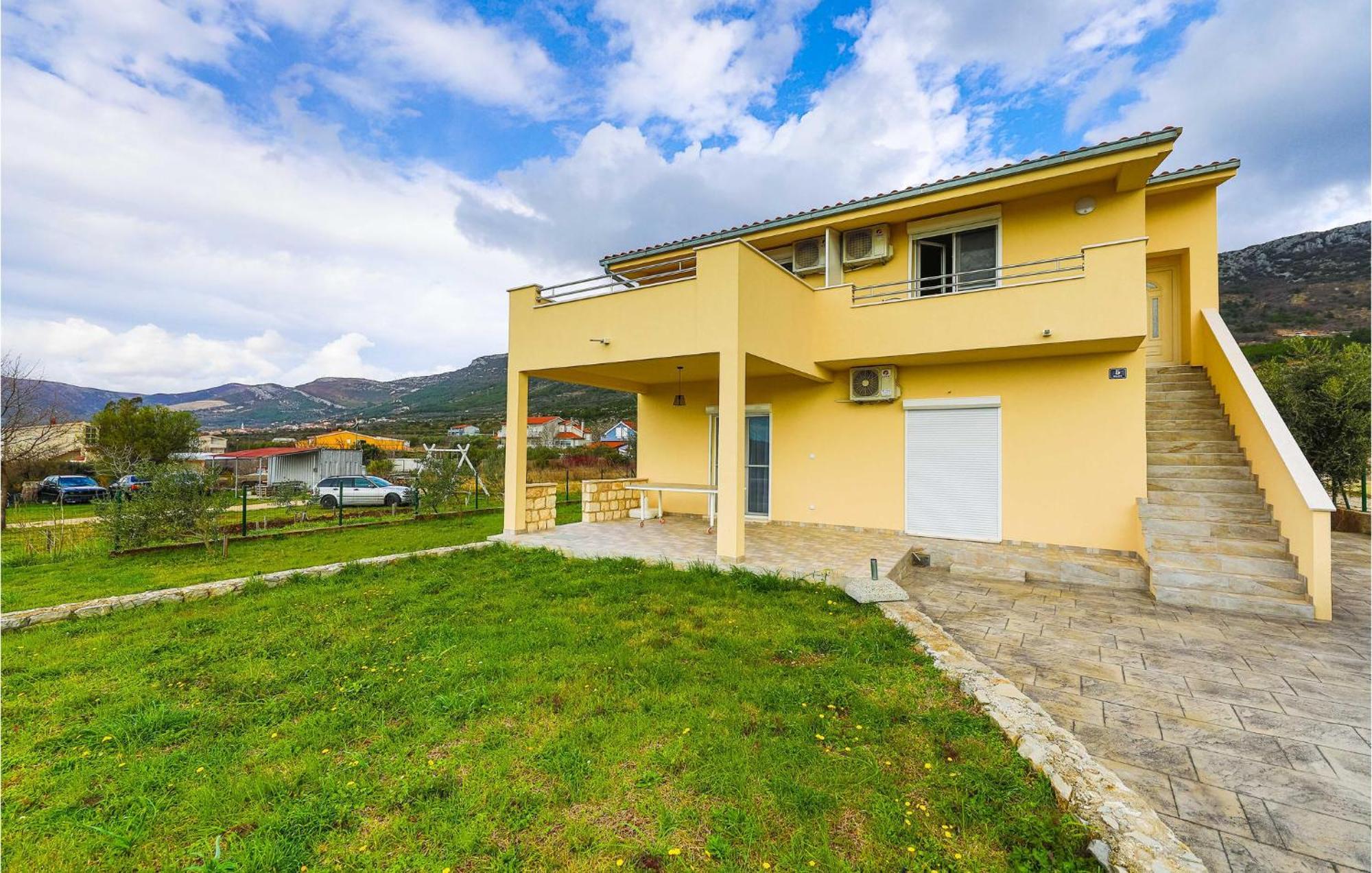 Lovely Apartment In Kastel Luksic With Kitchen Kastela Exterior photo